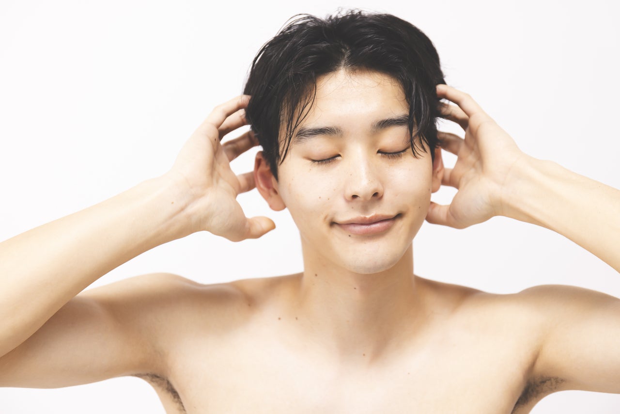 男性がトリートメントをしているシーン