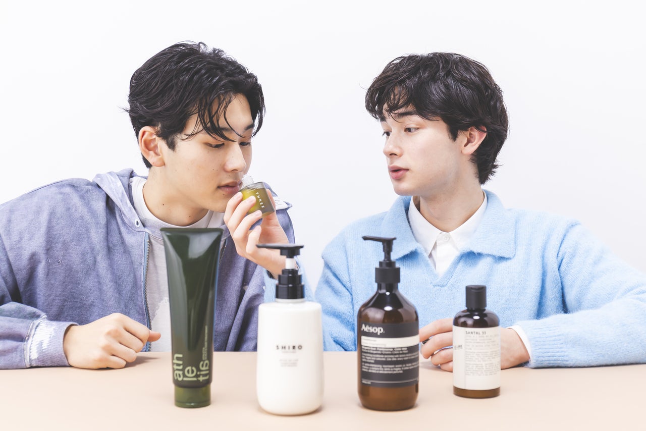 コンディショナーの香りを選んでいる男性