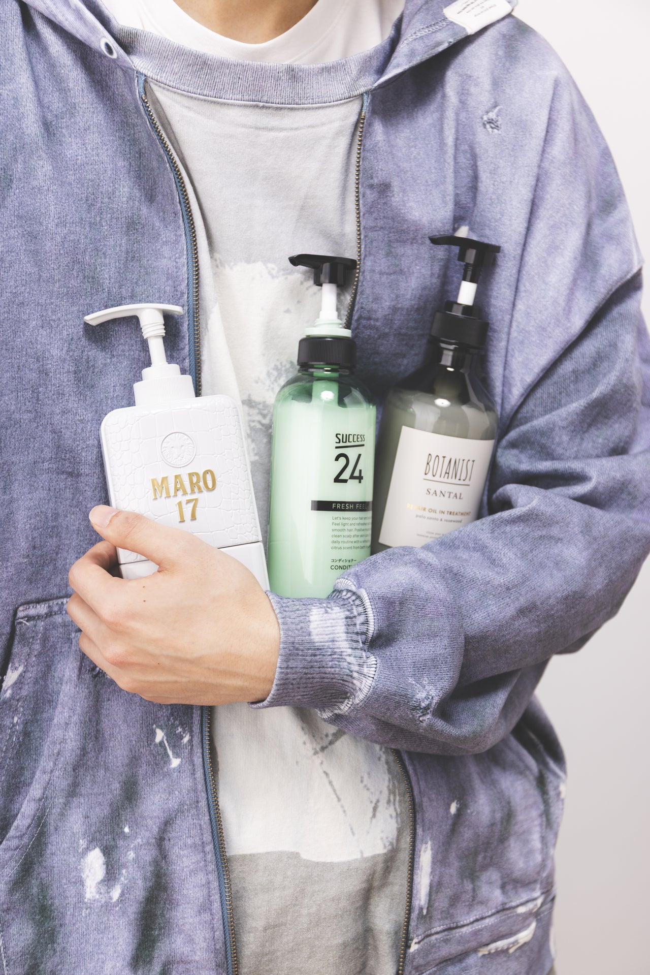 コンディショナーを抱えているイメージカット