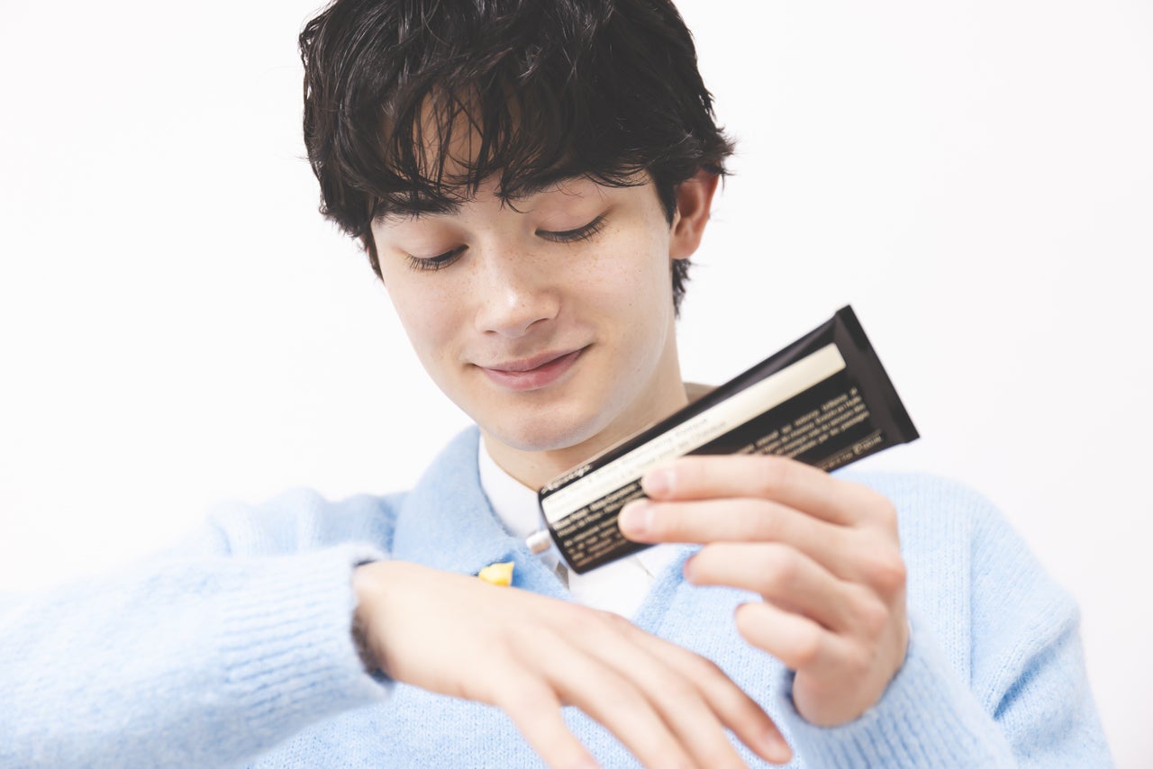 男性がトリートメントを手に出しているシーン