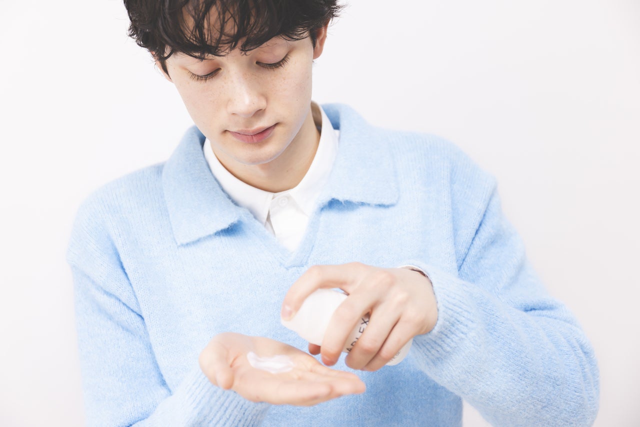 トリートメントを手に出しているメンズ