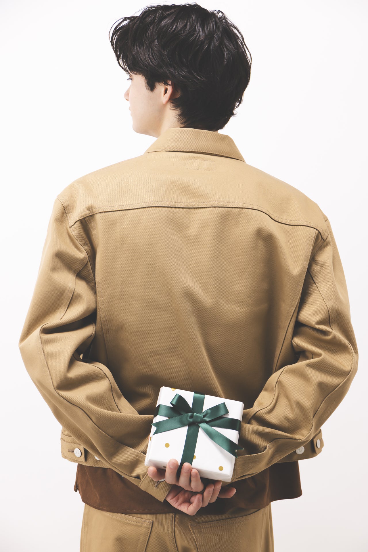 男性がプレゼントを持っているイメージカット