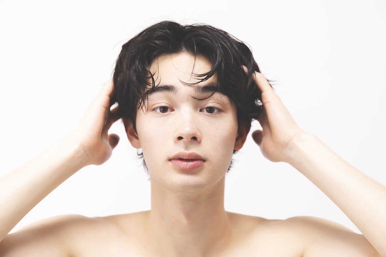 男性がトリートメントをしているイメージカット