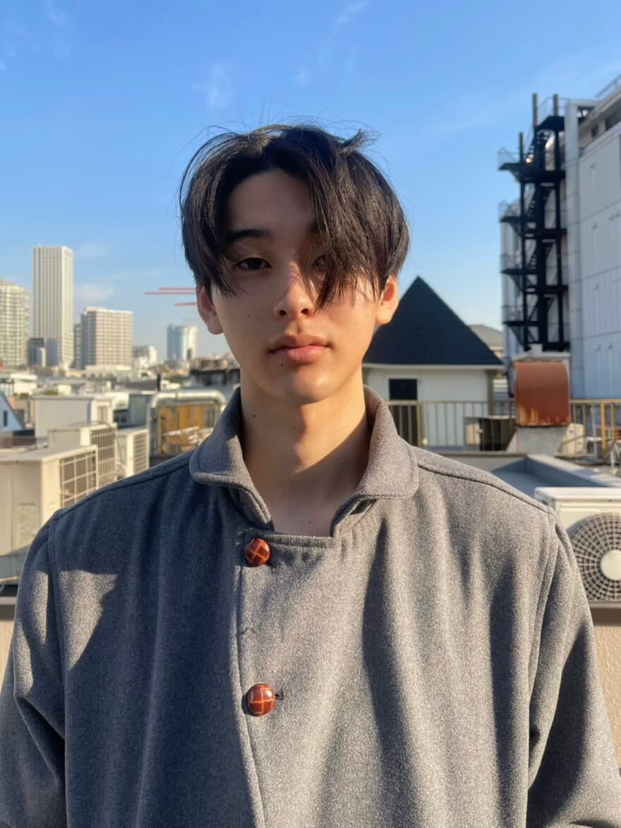 屋上にいる石川愛大