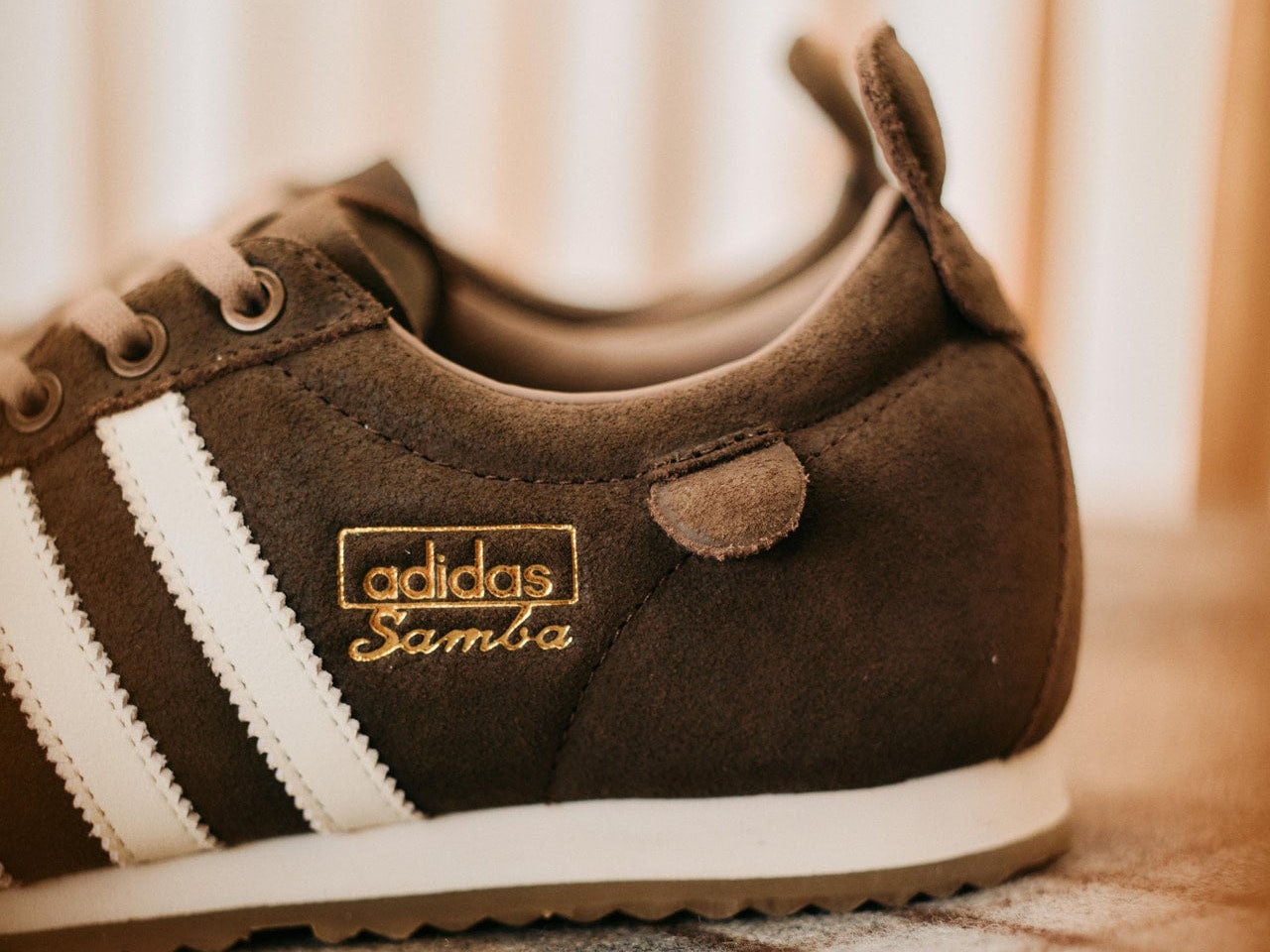 [Gallery]こんな寒い日は毛足のあるコンバースの「ローファースニーカー」や大人な「アディダス サンバ」を。編集部が気になるスエードモデル５選【新作スニーカー、なに買う？】