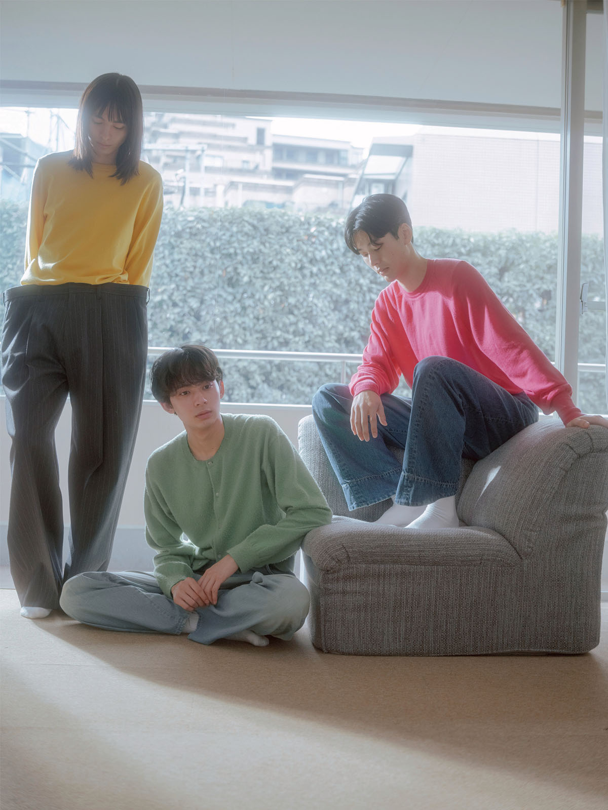 ブライトカラーのニットの着こなし