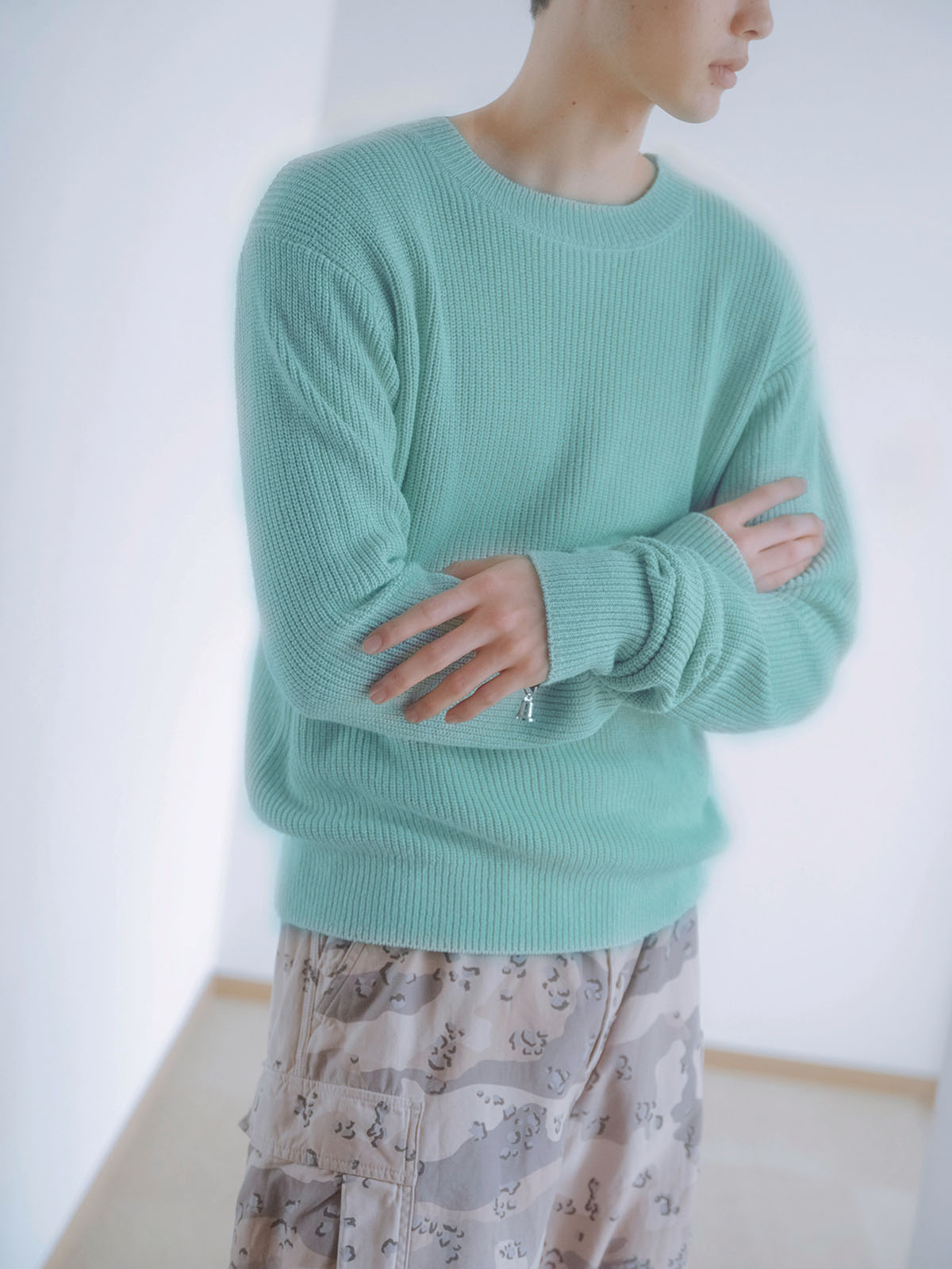 袖丈が長めのブライトカラーニットの着こなし