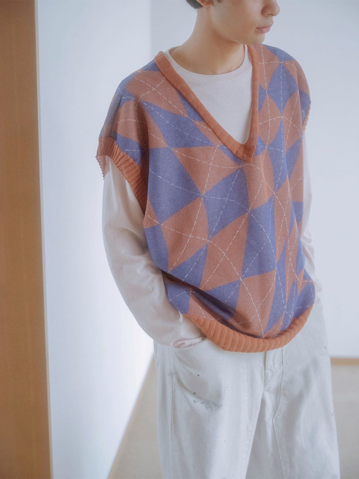 アーガイル柄のニットベストの着こなし