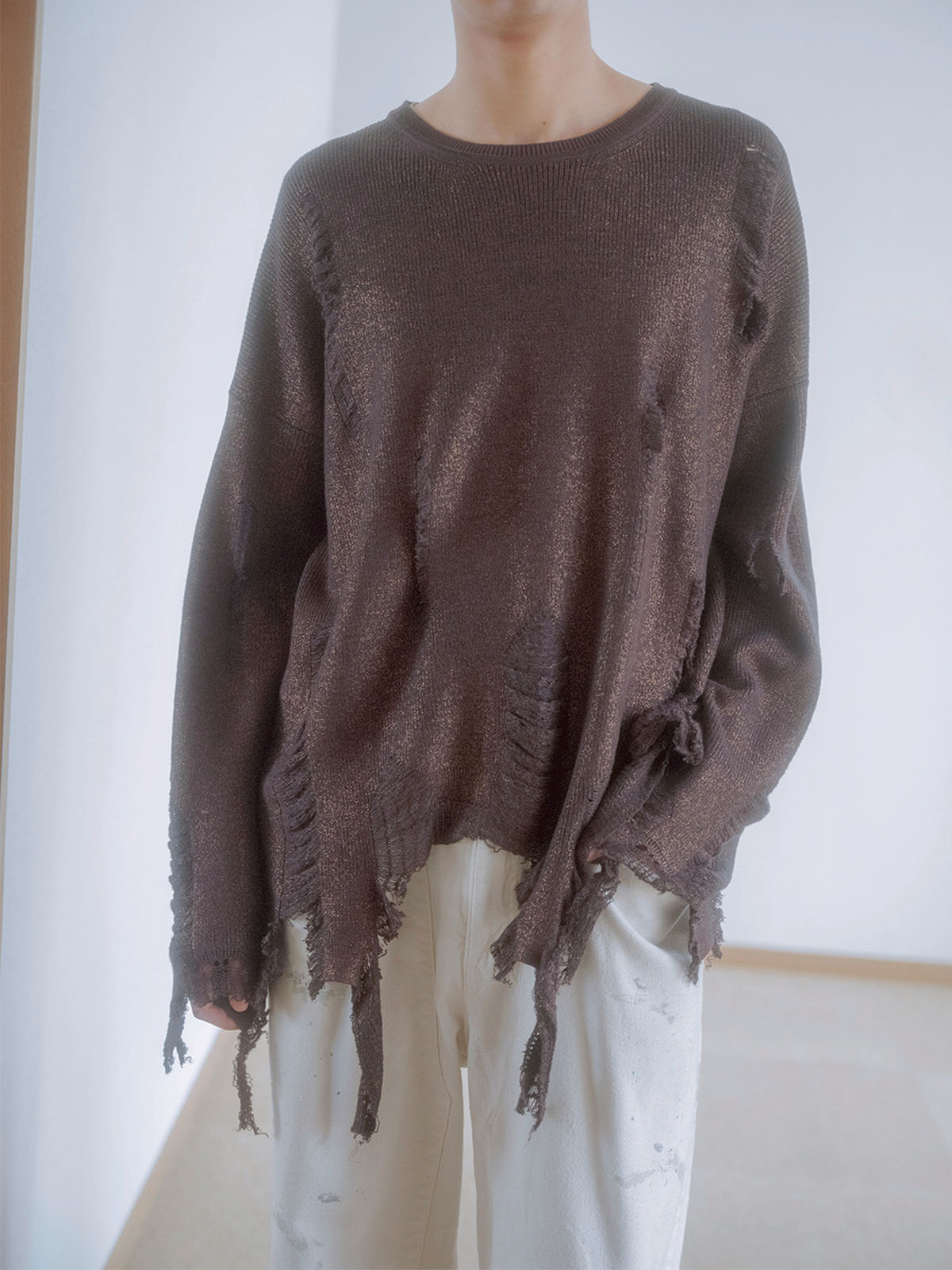 細かなラメを編み込んだダメージニットの着こなし