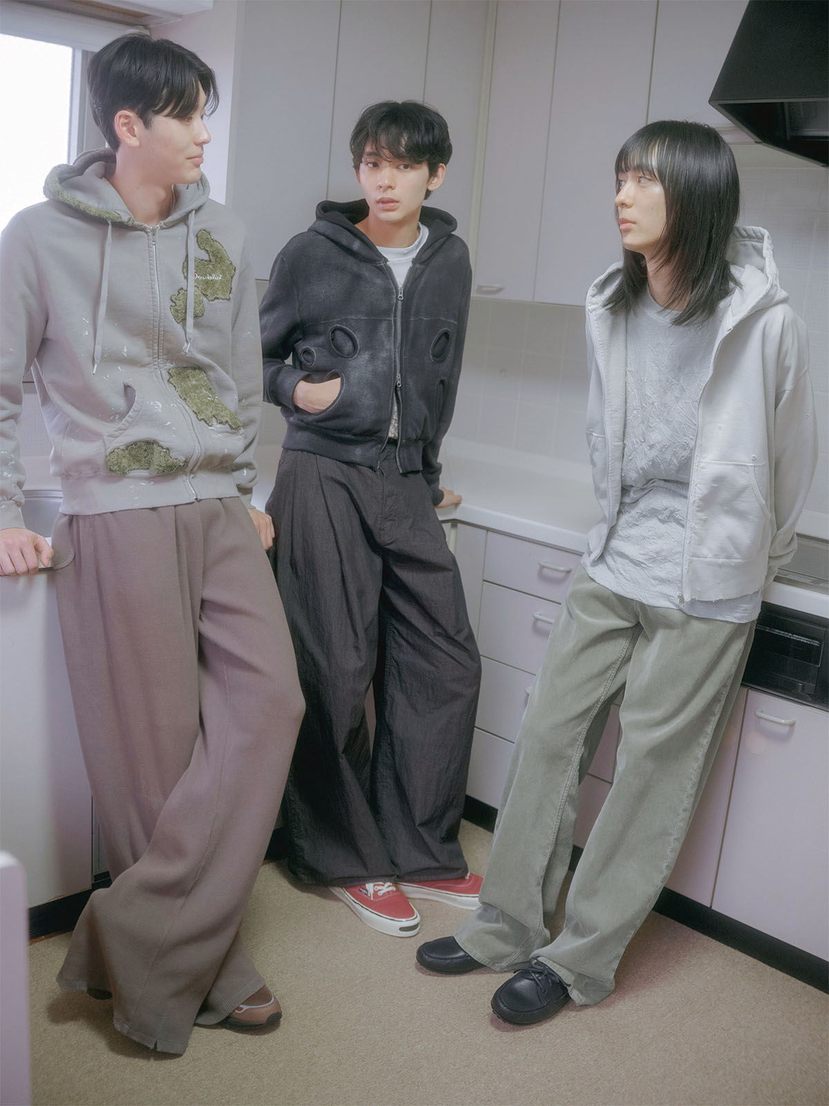 ヒード付きスウェットの着こなし