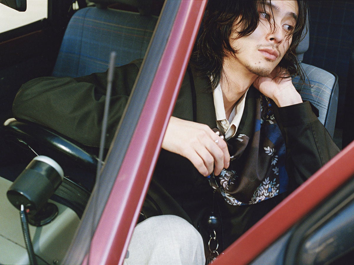 可憐な柄スカーフをエフォートレスに重ねた着こなし