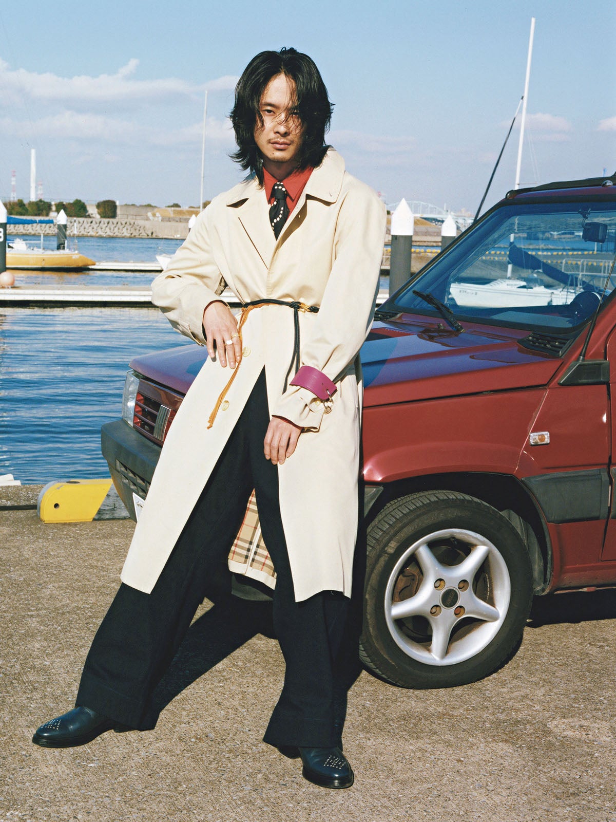 トレンチコート×ポップなカラーパレットのアクセサリーを添えた着こなし