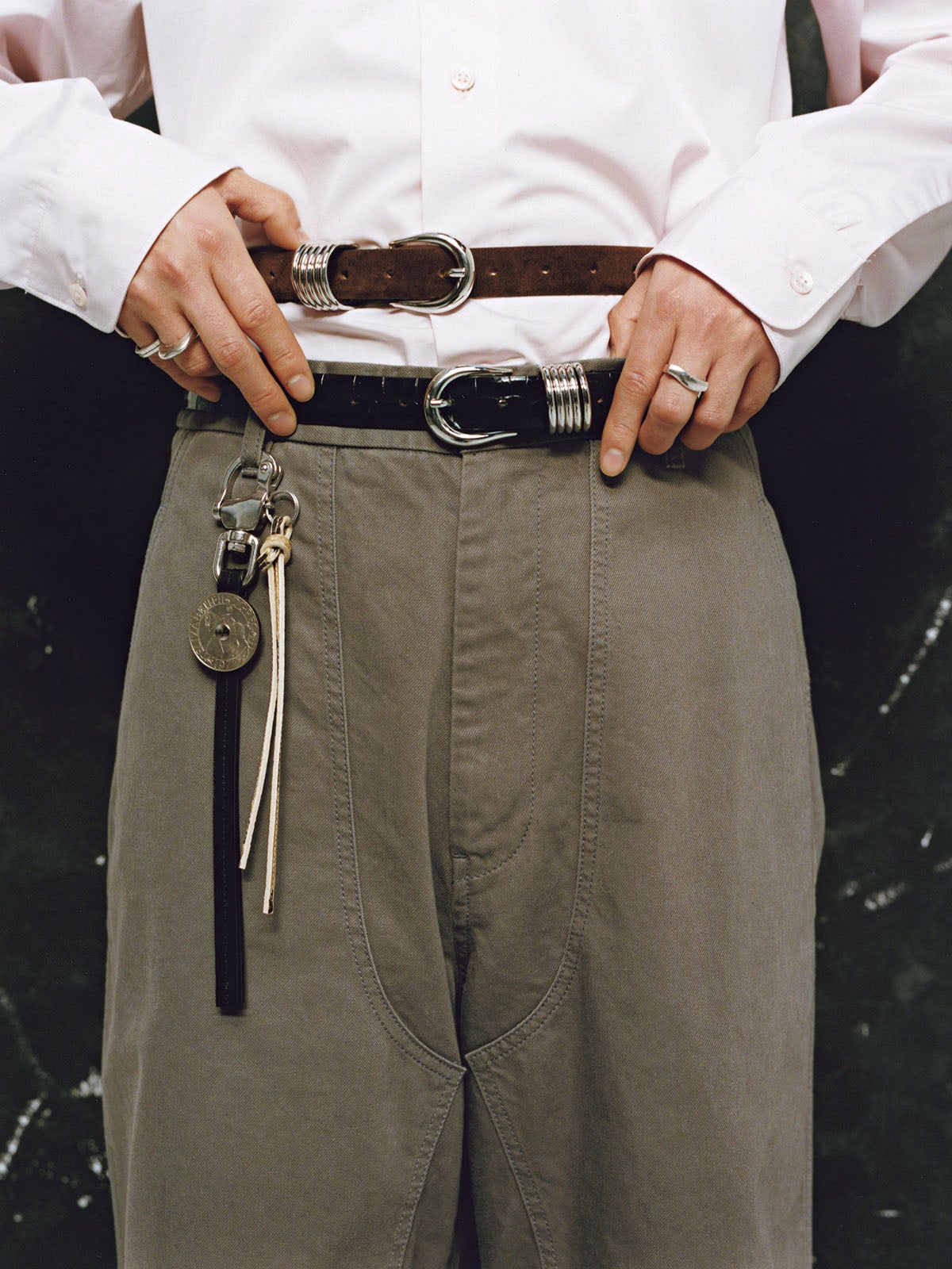 マスキュリンなアクセサリーで腰まわりをモダンにデコレートした着こなし