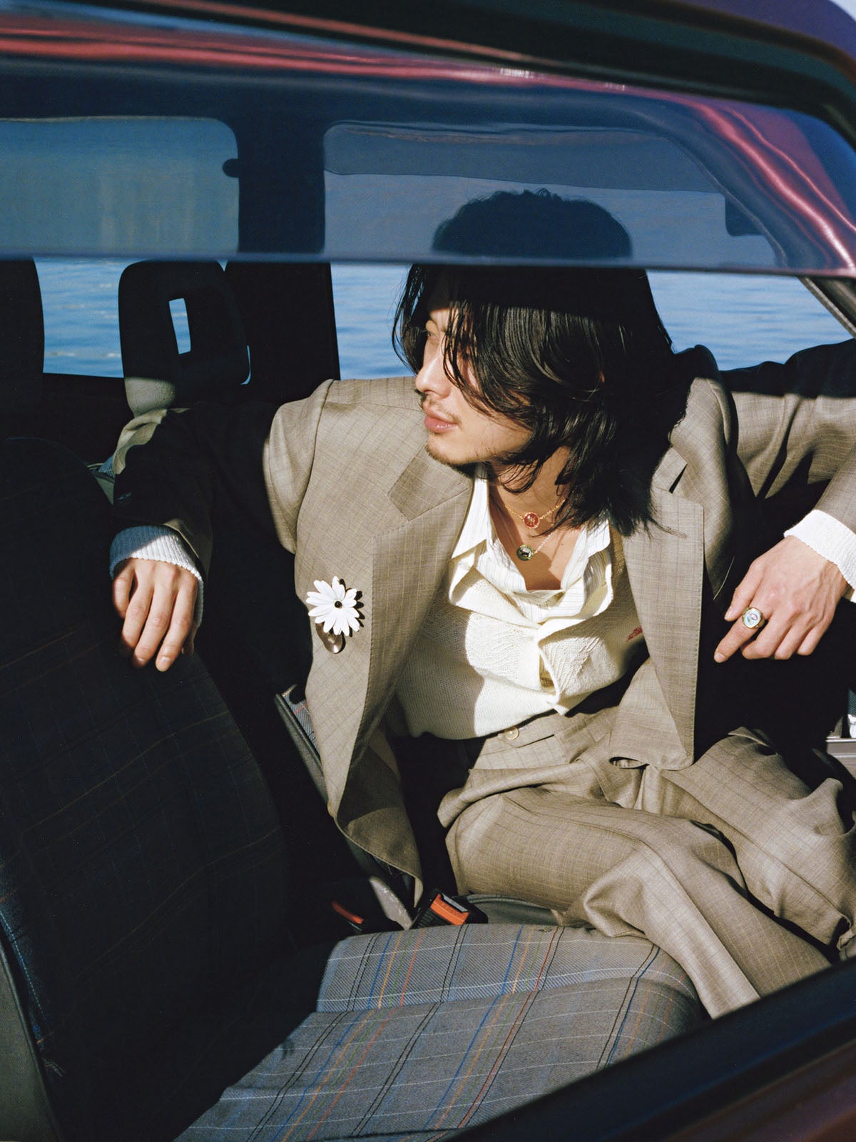 スーツ×フランチェスカ・ヴィラの特別なネックレスとリングの着こなし