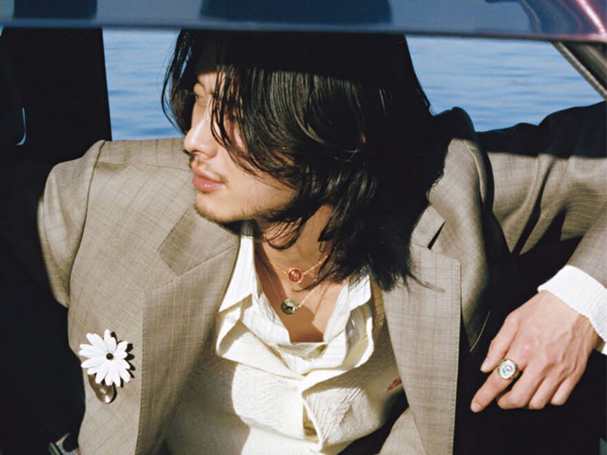 俳優・楽駆が着こなす。運転する日の手元は新“装飾主義”。