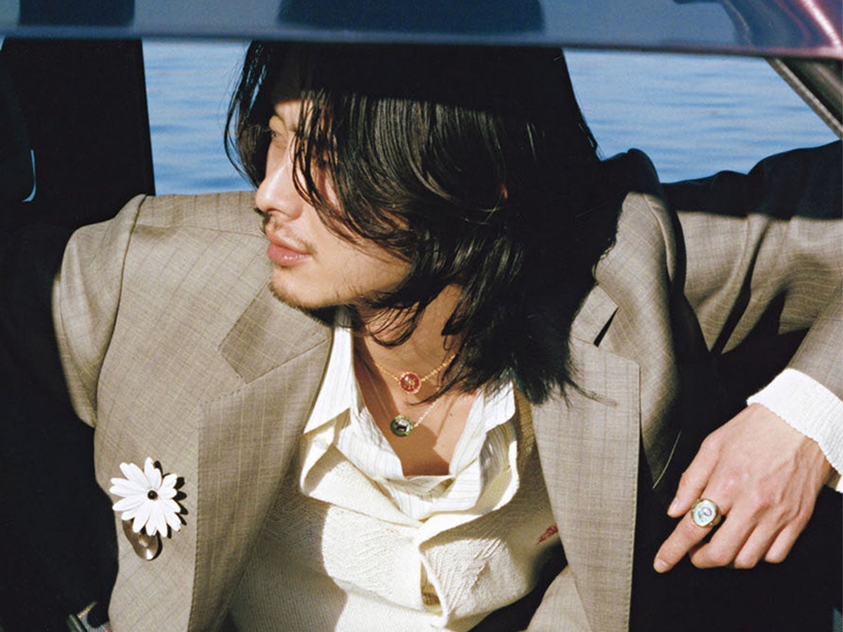 俳優・楽駆が着こなす。運転する日の手元は新“装飾主義”。