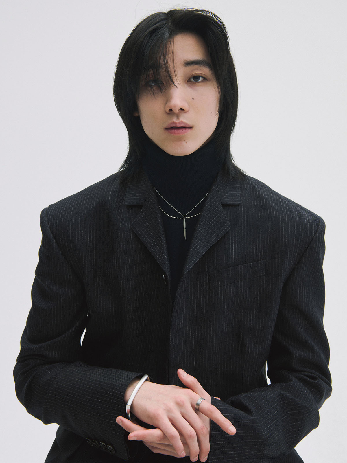 ブラックジャケットをはおったモードスタイル×シャープなジュエリー