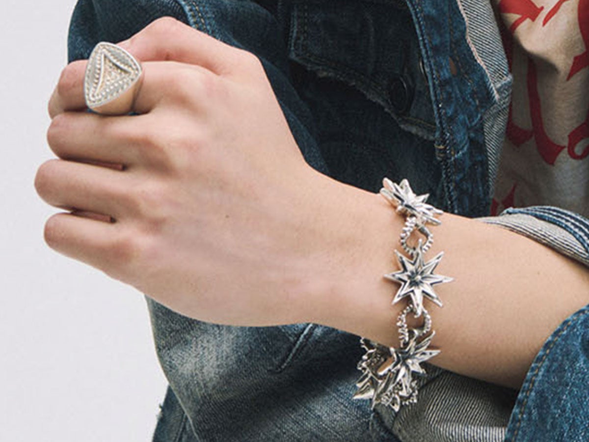 ヴィンテージに合う「シルバージュエリー」９選。正解スタイルとともに。