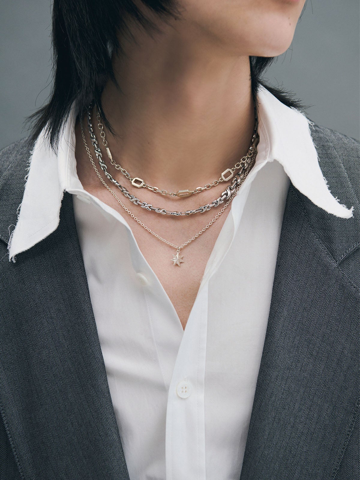 ジャケット&times;チェーンタイプのネックレスの重ね付け