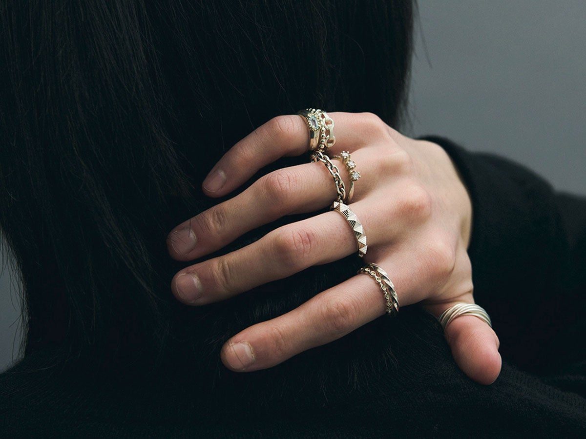 同じ幅のリングをすべての指に一直線付け