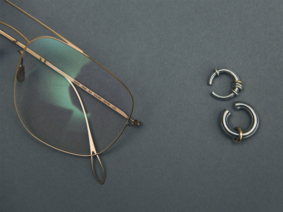 ダブルブリッジのアイウェア&times;イヤカフ