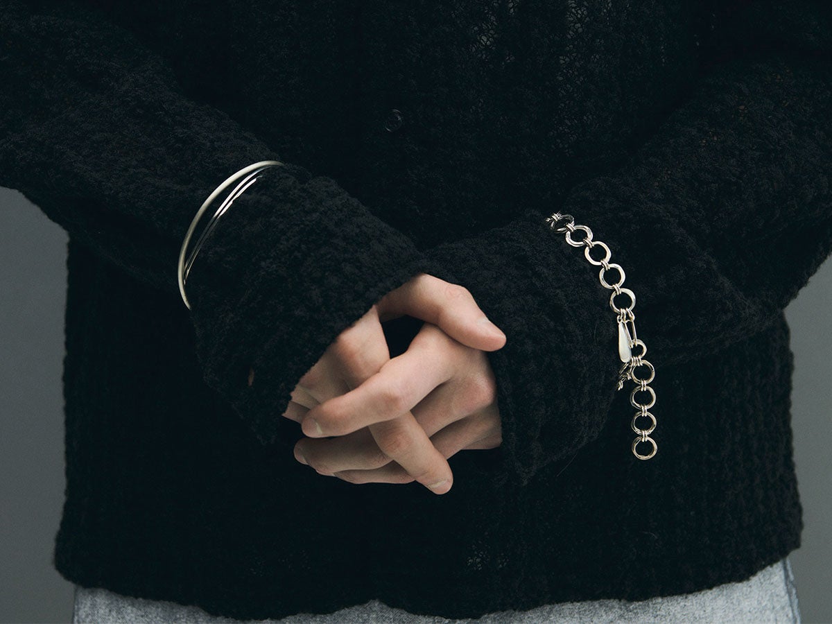 シャツの上にブレスレット付け