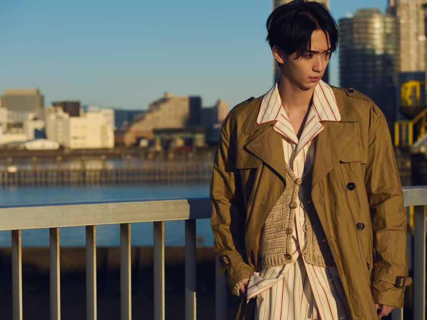 ドルチェ＆ガッバーナのメンズトレンチコートを着用する野村康太１