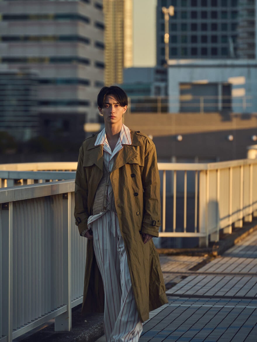 ドルチェ＆ガッバーナのメンズトレンチコートを着用する野村康太２