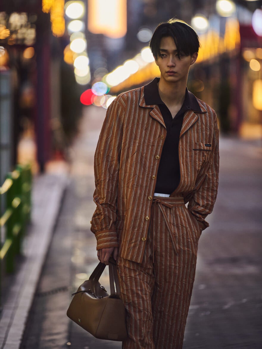 ドルチェ＆ガッバーナの2026年春夏メンズコレクションのストライプセットアップを着用する野村康太２