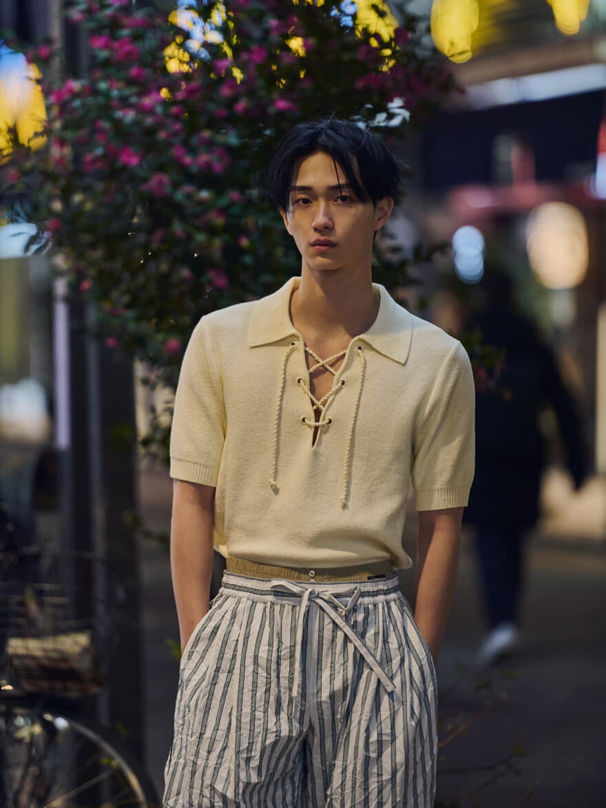 ドルチェ＆ガッバーナの2026年春夏メンズコレクションの半袖ニットとストライプパンツ着用する野村康太１