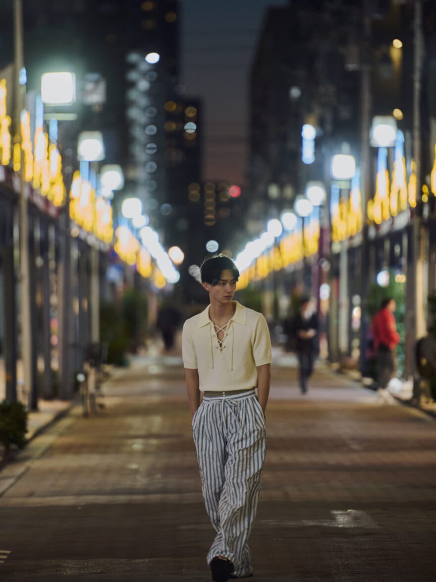 ドルチェ＆ガッバーナの2026年春夏メンズコレクションの半袖ニットとストライプパンツ着用する野村康太２