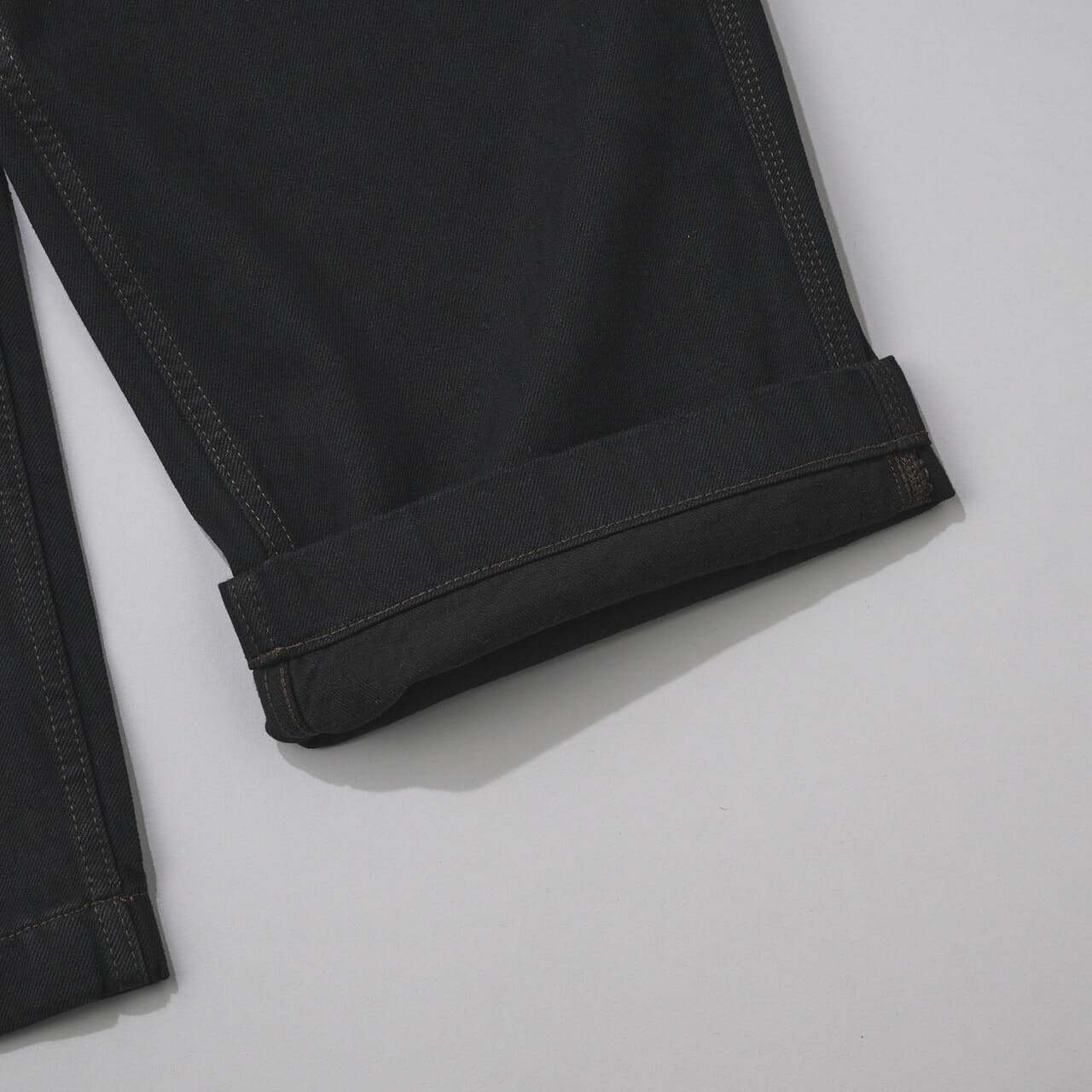 エディターが買ってよかったユニクロ ユーの愛用デニム／ワイドフィットカラージーンズの裾