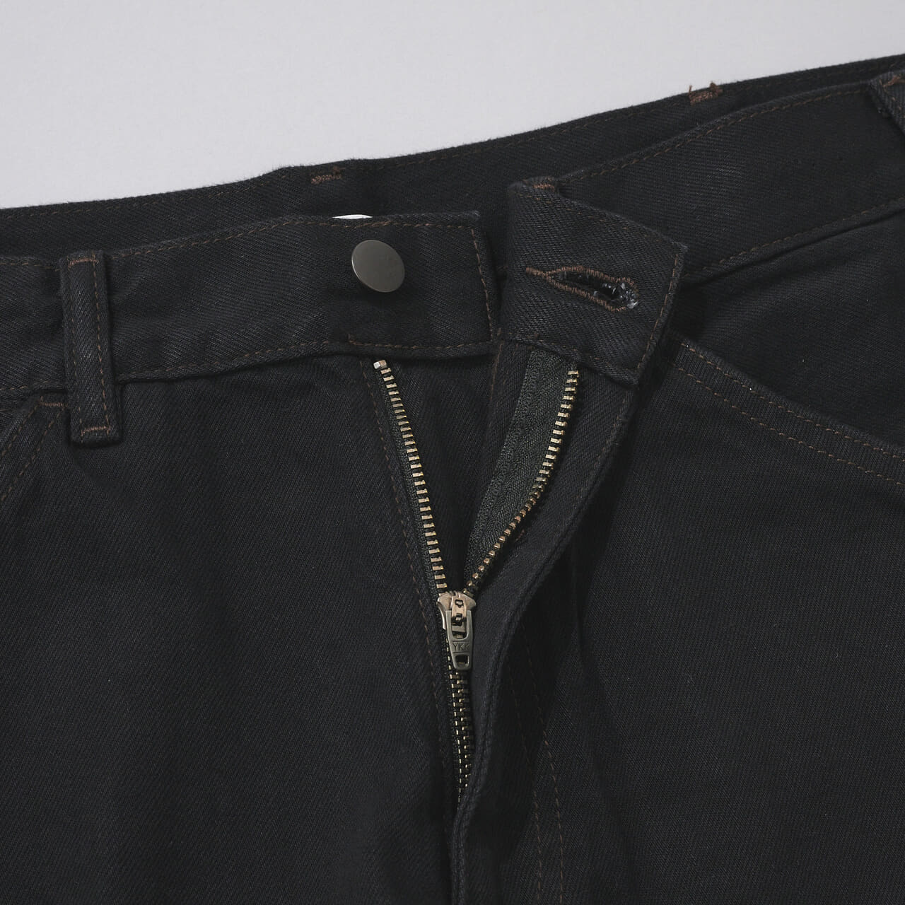 エディターが買ってよかったユニクロ ユーの愛用デニム／ワイドフィットカラージーンズのジッパーフライ