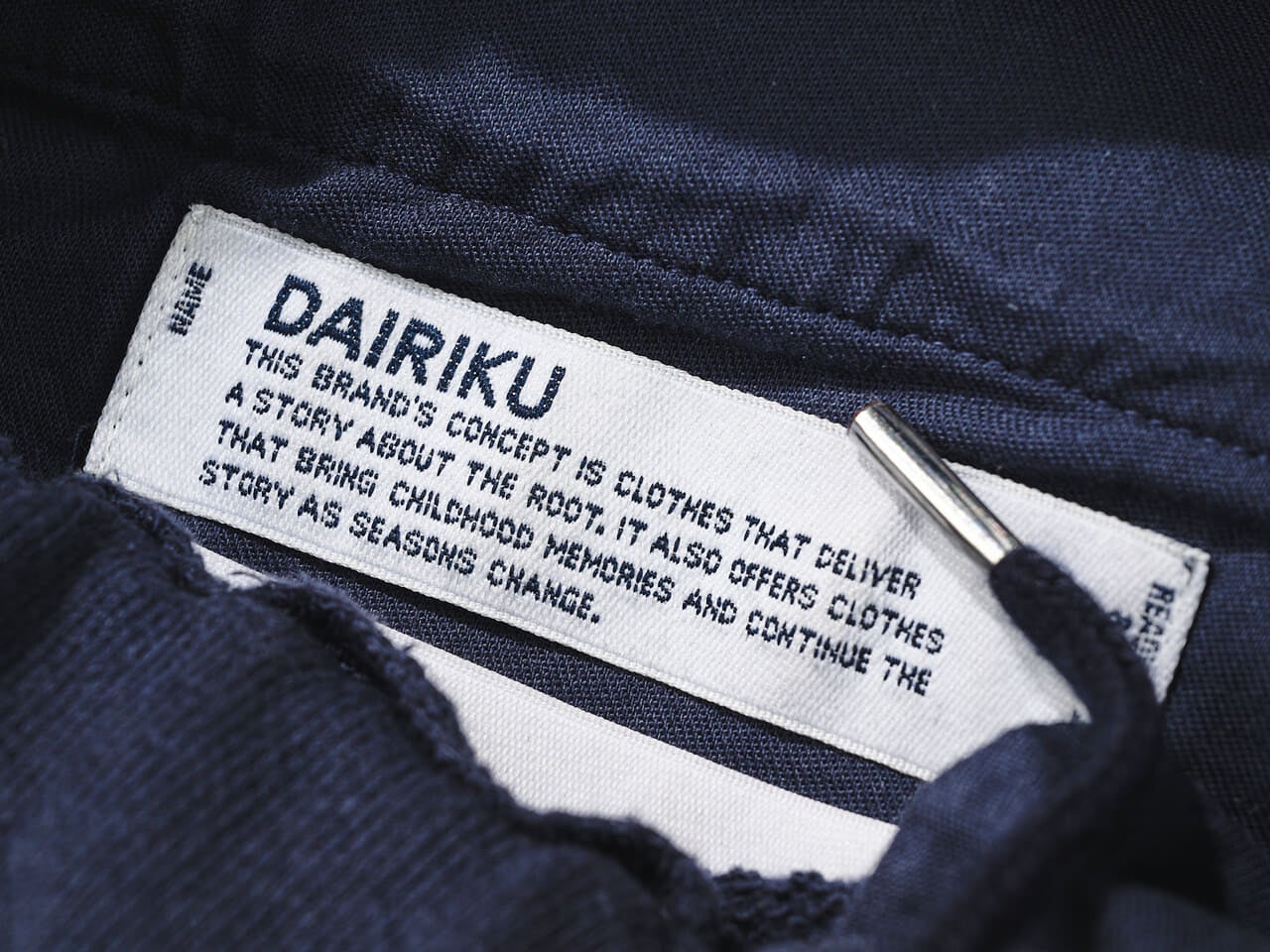 裾の溜まりとワイドがサマになる！「ダイリク（DAIRIKU）」のスウェットパンツは程よい抜け感がどんなトップスとも合う愛用品！　アイキャッチ