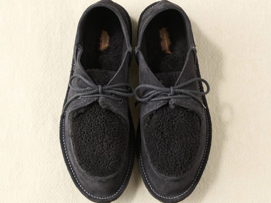 エンダースキーマの黒シューズで、装いにさりげない変化を。Hender Schemeの「mouton henri」／【暖品小物2026】