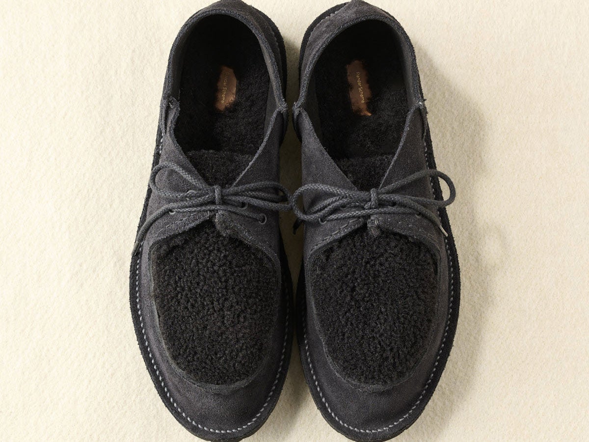 エンダースキーマの黒シューズで、装いにさりげない変化を。Hender Schemeの「mouton henri」／【暖品小物2026】