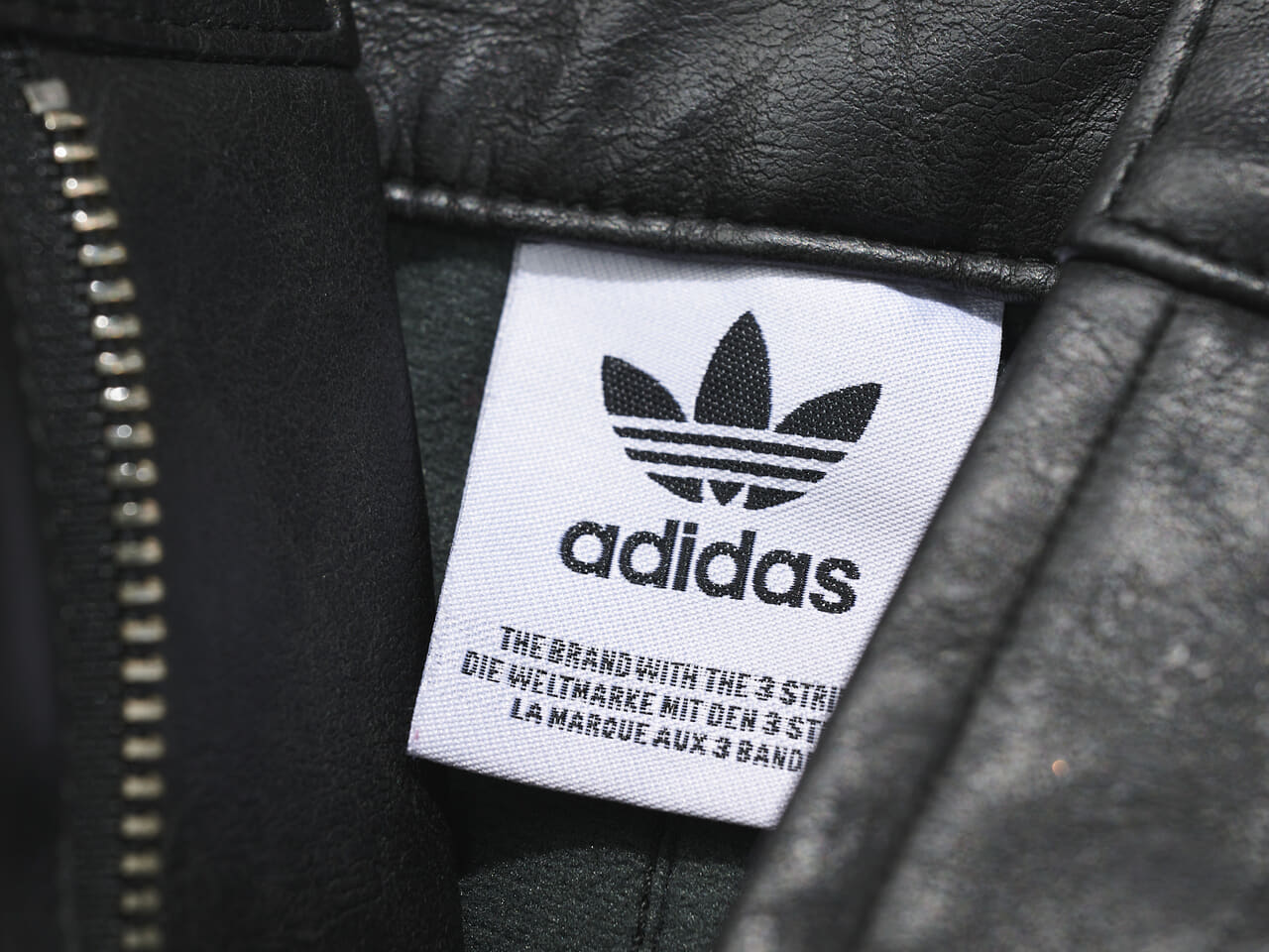 エディターが買ってよかったAdidas ADILENIUM シーズン 3のビンテージ フェイクレザーパンツのタグ