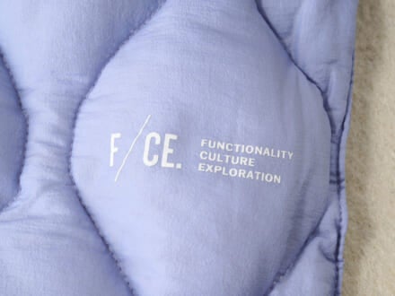 「タイオン」の最強コラボでスマートに暖かく。F/CE.&reg;&times;TAIONのパッカブル ダウン スカーフ／【暖品小物2026】