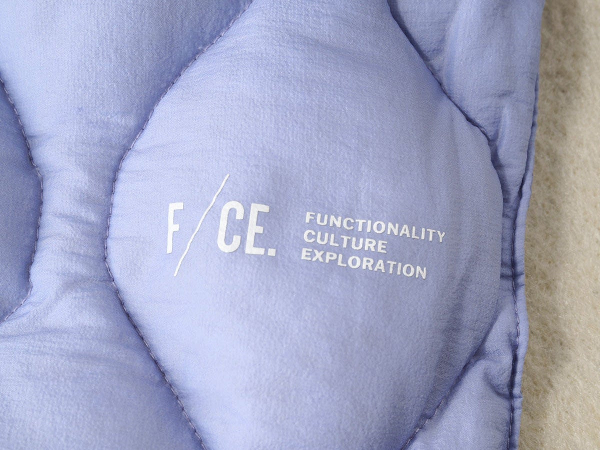 「タイオン」の最強コラボでスマートに暖かく。F/CE.®×TAIONのパッカブル ダウン スカーフ／【暖品小物2026】