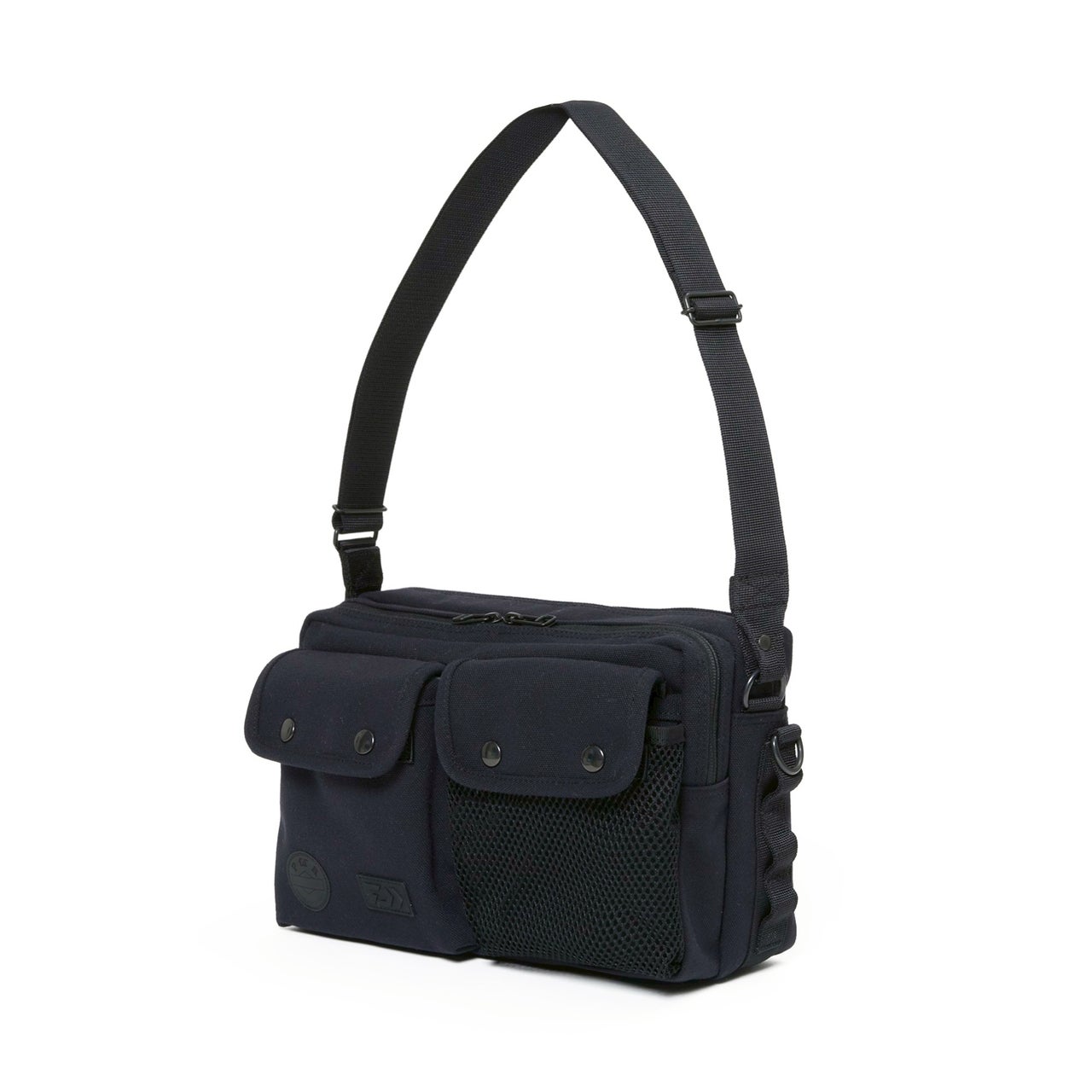 DAIWA &times; POTR　ショルダーバッグ　ブラック　斜め