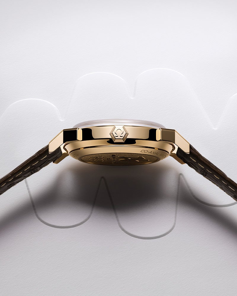 オメガの腕時計「シーマスター 37mm ミラノ・コルティナ2026」の側面