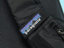 コスパ最強の名品。「パタゴニア」の黒ショルダーバッグは“シンプルなのに長時間ノンストレスで使える”こだわりが炸裂！[Patagonia]