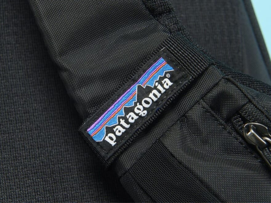 コスパ最強の名品。「パタゴニア」の黒ショルダーバッグは“シンプルなのに長時間ノンストレスで使える”こだわりが炸裂！[Patagonia]