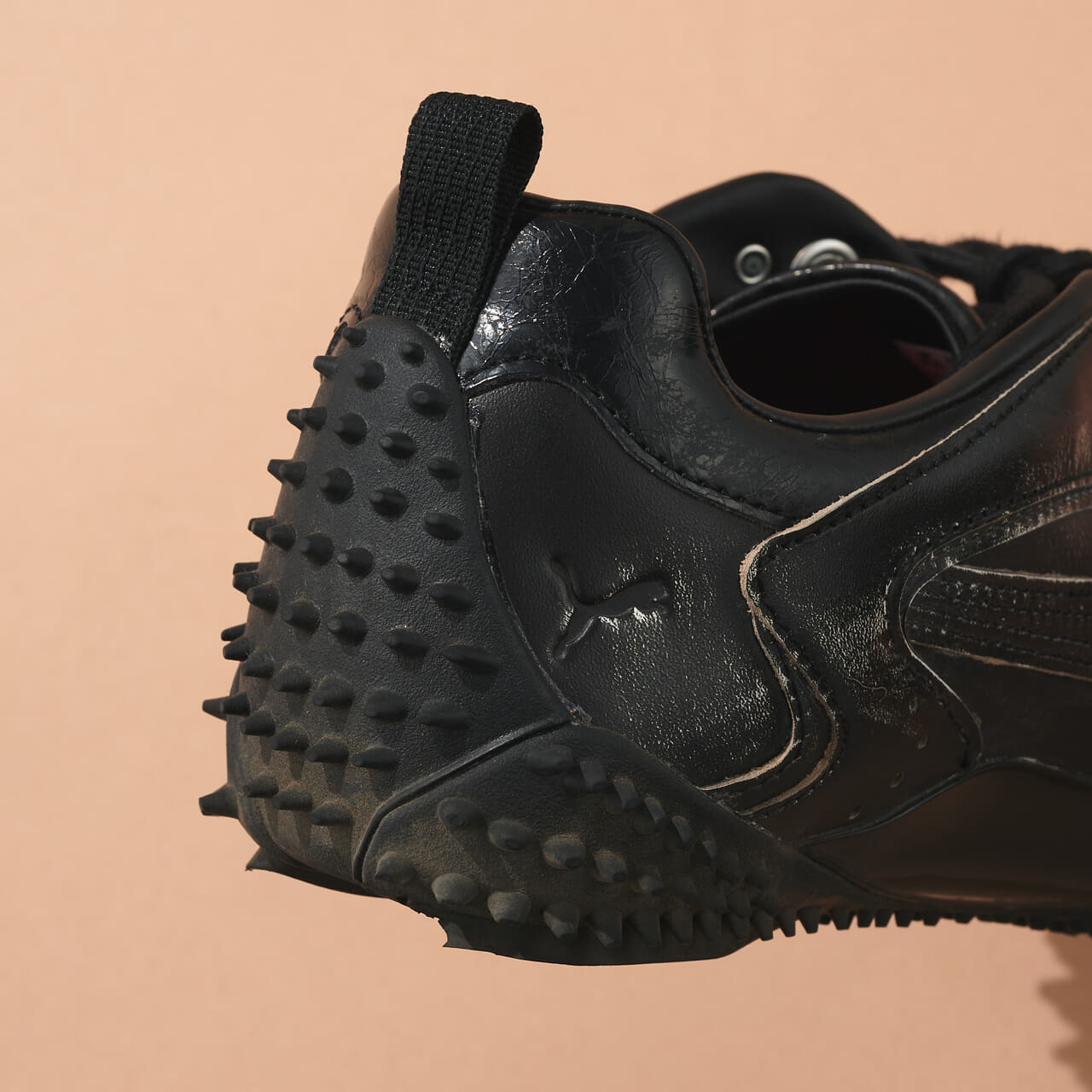 エディターが買ってよかったGADID ANONIEM&times;プーマの 愛用コラボスニーカー モストロXCのヒール寄り