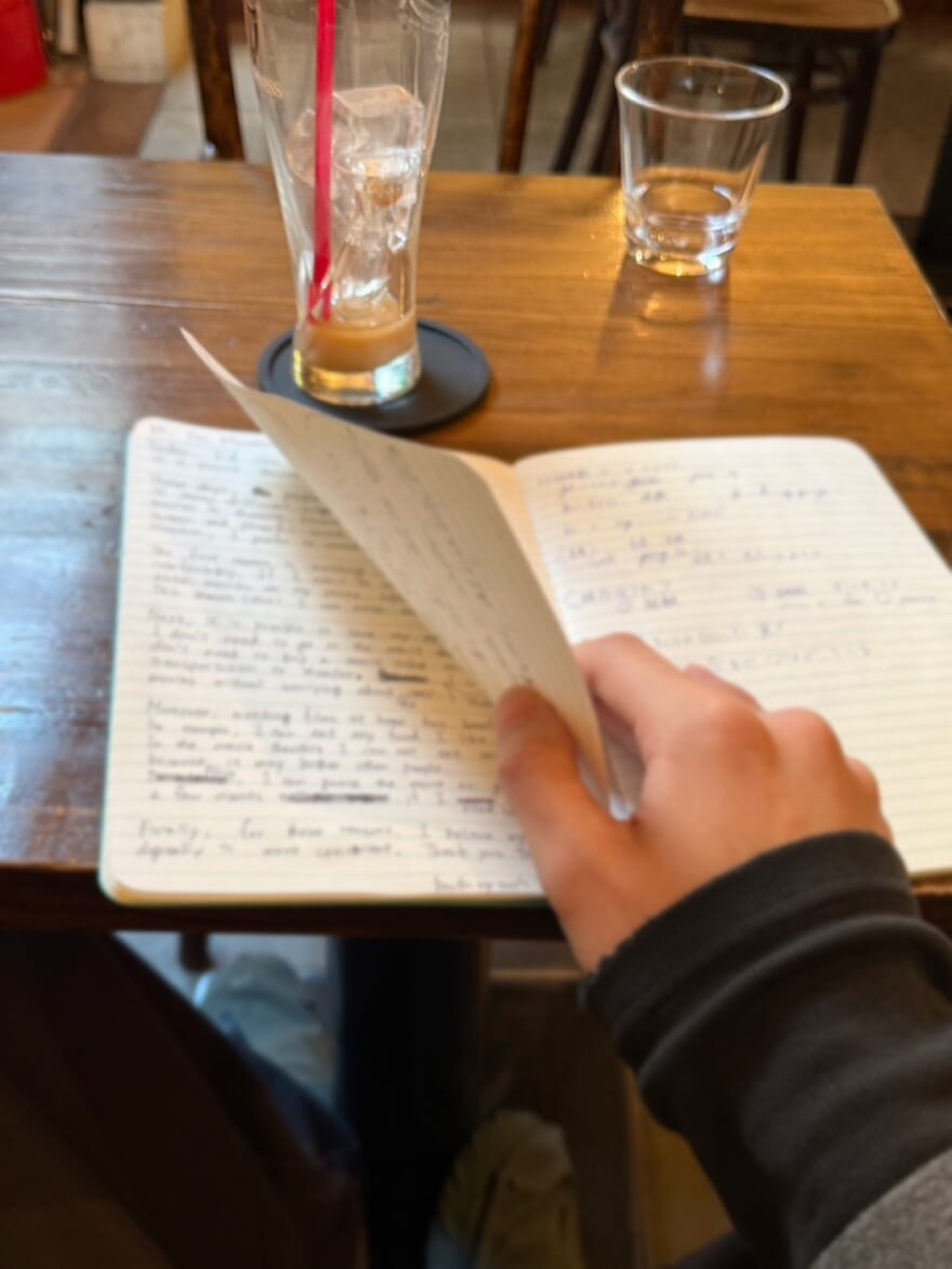 机の上のノート。