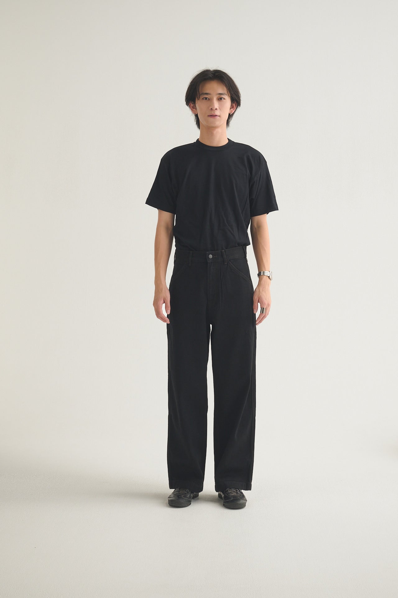 エディターが買ってよかったユニクロ ユーの愛用デニム／ワイドフィットカラージーンズの着用