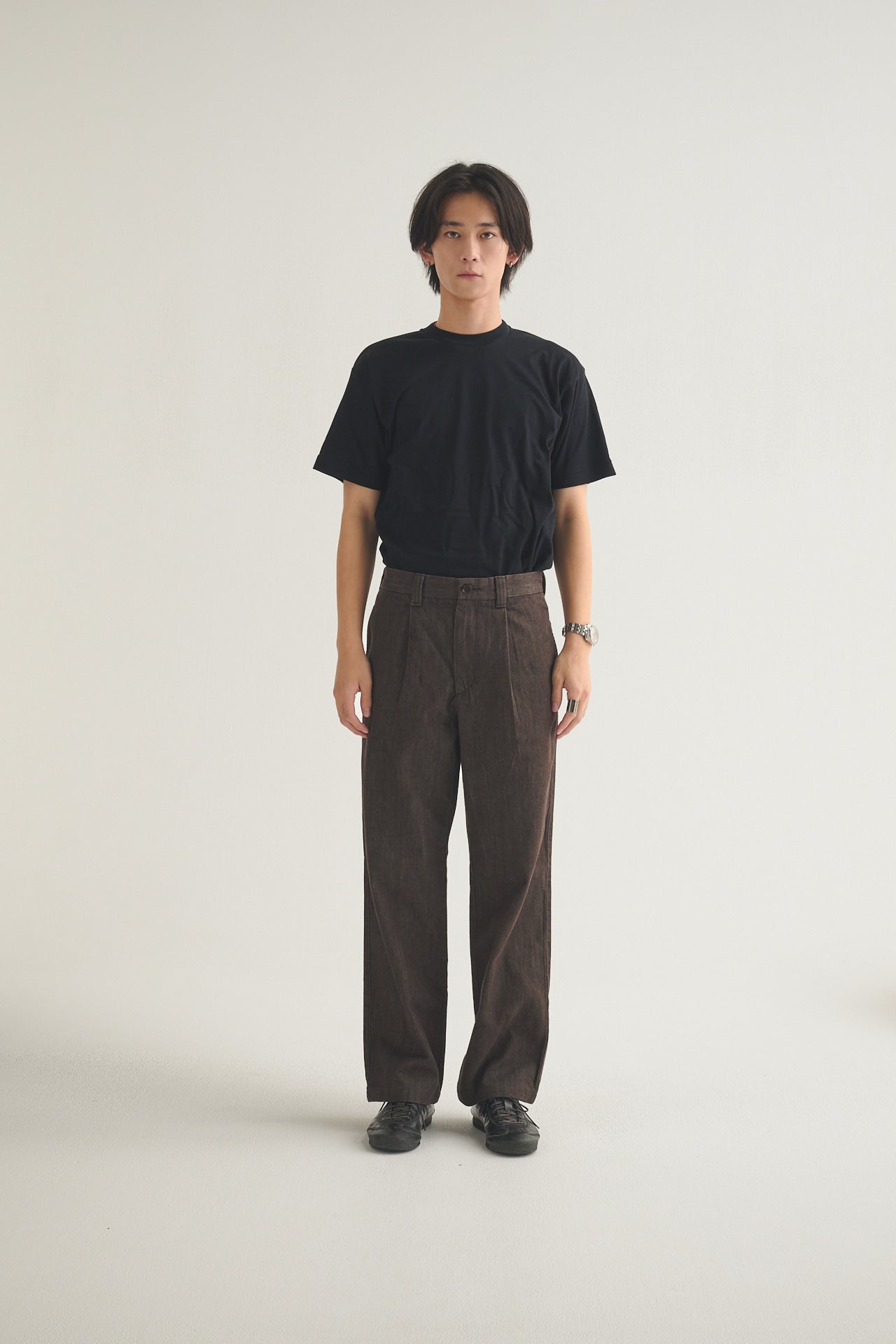 エディターが買ってよかったユニクロ：シーの愛用デニムのタックストレートパンツ／デニムの着用