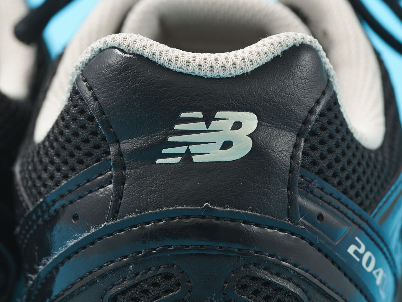 エディターが買ってよかったNew Balanceの愛用スニーカー204Lのヒールロゴ寄り２