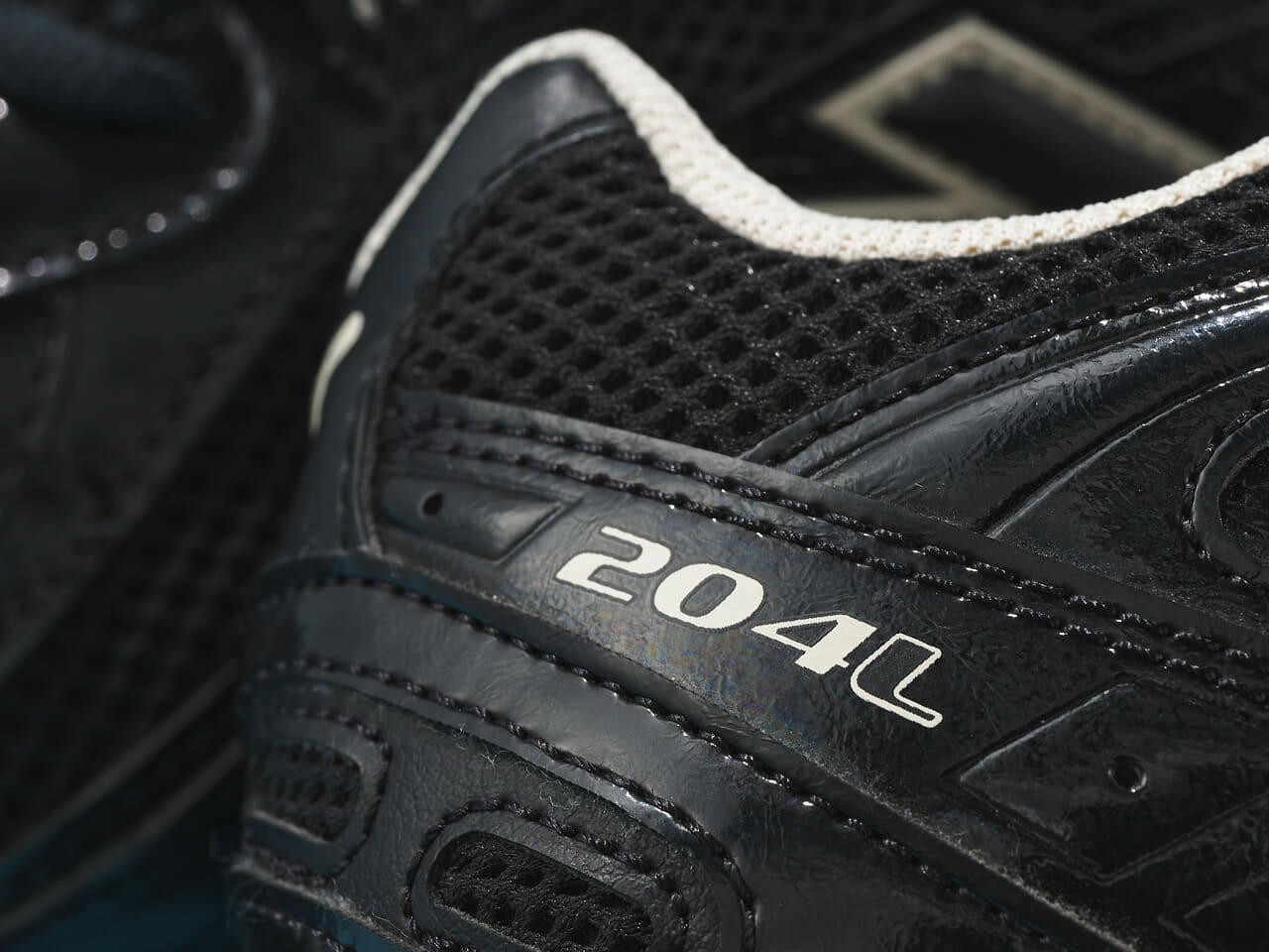 エディターが買ってよかったNew Balanceの愛用スニーカー204Lのサイドロゴ寄り２