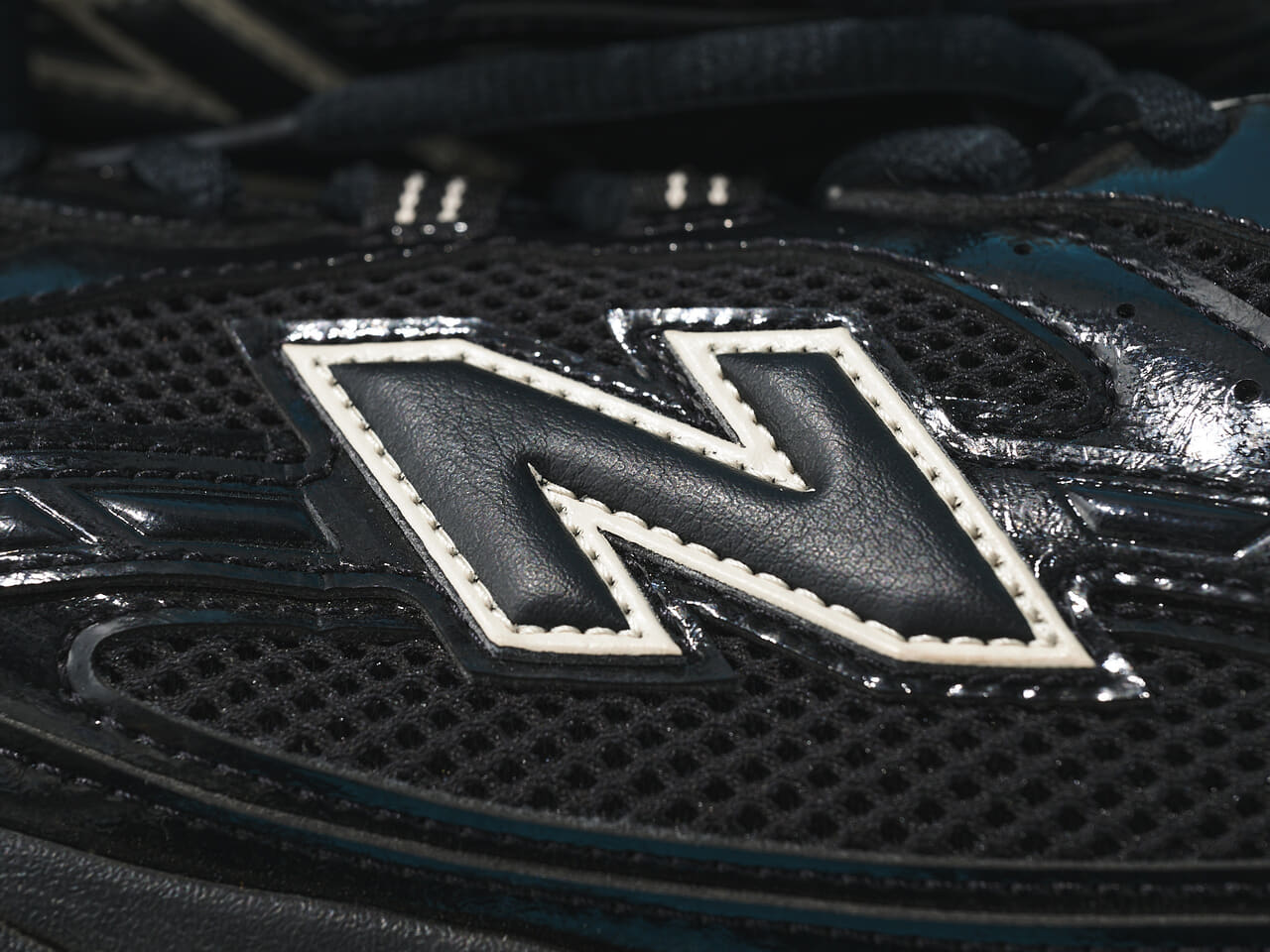 エディターが買ってよかったNew Balanceの愛用スニーカー204Lのロゴ